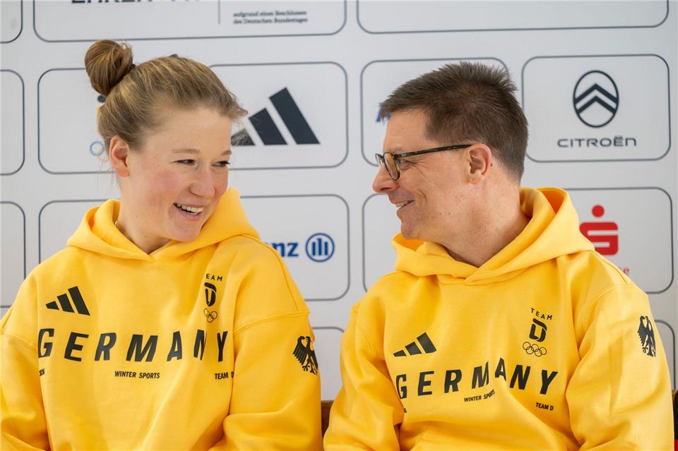 Snowboarderin Jana Fischer (l) freut sich auf ihre dritten Winterspiele.Peter Kneffel/dpa