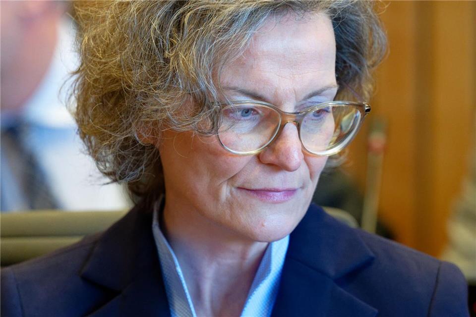 So angefasst hat man die unter Beschuss geratene nordrhein-westfälische Bauministerin Ina Scharrenbach (CDU) in der Öffentlichkeit nie gesehen.Henning Kaiser/dpa