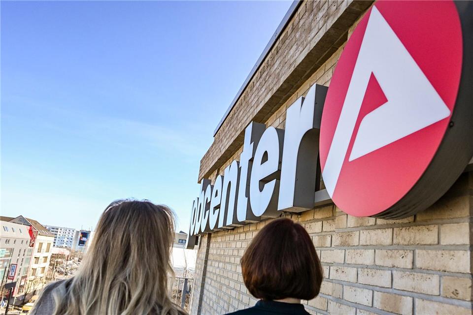 So bewerten Langzeitarbeitslose nach einer Studie ihre Besuche im Jobcenter. (Archivbild)Jens Kalaene/dpa