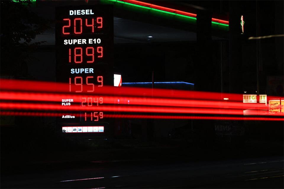 So billige Spritpreise sind derzeit nur sehr selten zu finden. (Archivbild)Robert Michael/dpa