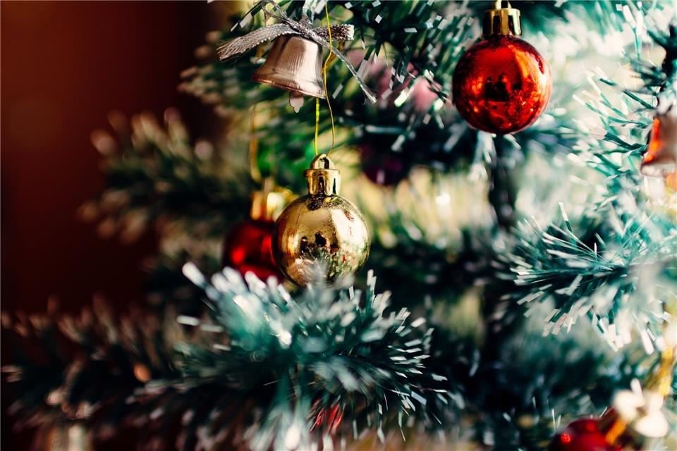 So bitte nicht: Die Landjugend nimmt nur abgeschmückte Weihnachtsbäume mit.