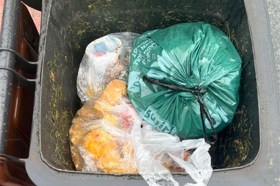 So bitte nicht: Restabfall hat in der Biotonne nichts zu suchen, sagt die EGW
