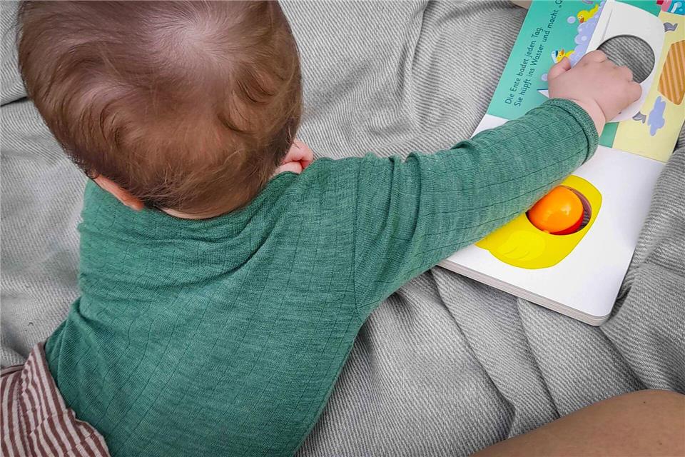 Babybodys aus Wolle-Seide – so bleiben sie lange schön So bleibt das Material schön und sauber: Frische Flecken auf Wolle-Seide-Bodys entfernt man am besten sofort mit kaltem Wasser und etwas Gallseife.Jessica Kliem/dpa-tmn