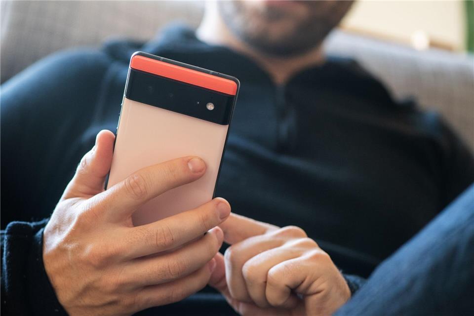 „So, das nehm ich jetzt lieber mal auf.“ Googles Telefon-App kann in der Beta-Version nun Anrufe aufzeichnen. Aber sollte man das auch tun?picture alliance/dpa/dpa-tmn