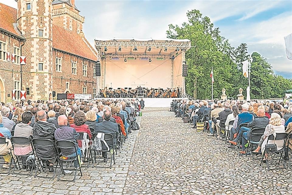 So dicht an dicht werden die Konzertgäste am Schloss nicht vor der Bühne sitzen. Die Abstandsregeln und die „drei G“ werden strikt eingehalten.