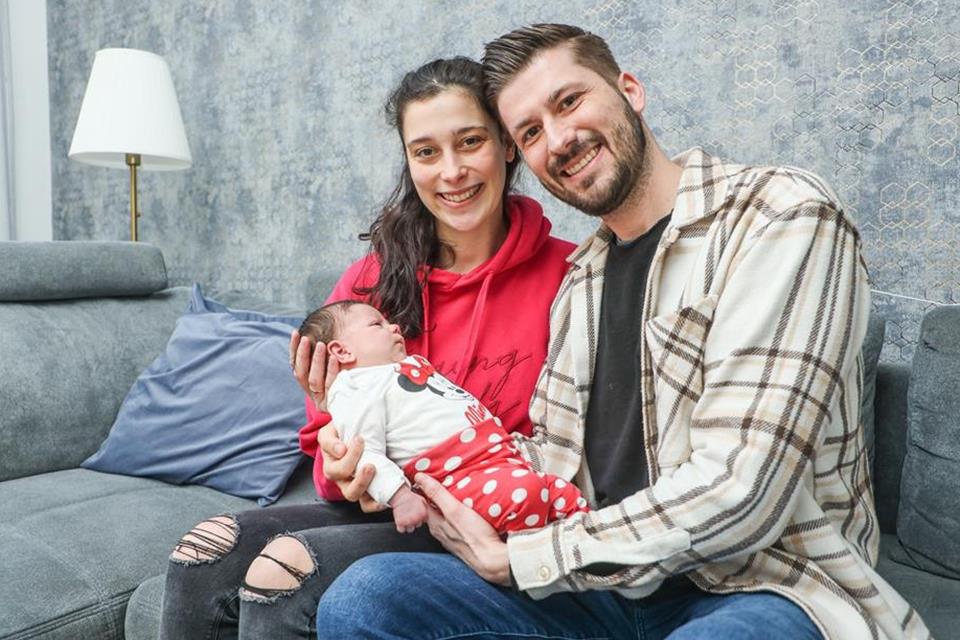 So eilig sie es hatte, auf diesem Sofa auf die Welt zu kommen, so entspannt ist die kleine Sofia jetzt bei ihren Eltern Diana Cardoso Hahm und Oliver Hahm. Bei der Geburt wog sie übrigens 3605 Gramm und war 53 Zentimeter groß.