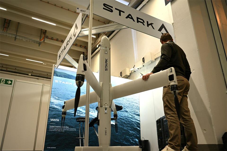 So eine Drohne ist knapp zwei Meter hoch. Dank Propellern kann sie wieder landen.Wolf von Dewitz/dpa