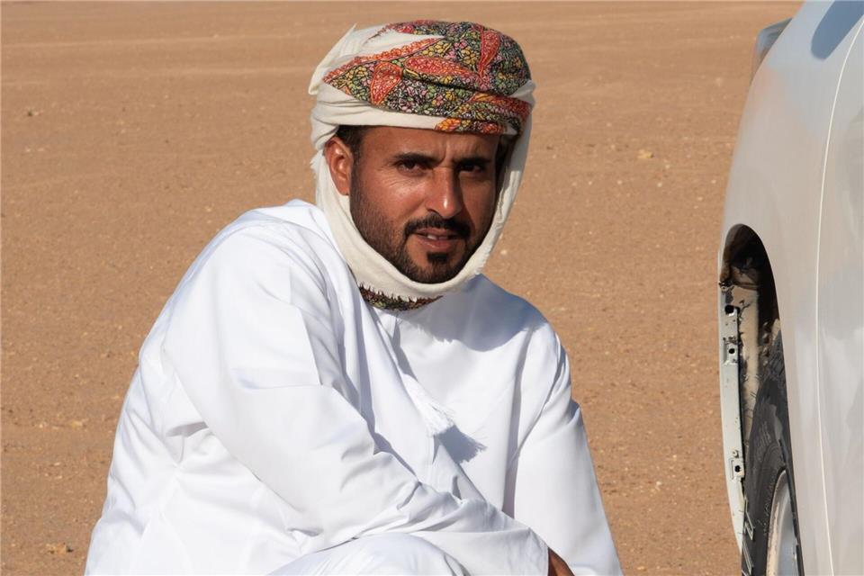 Nomade auf Zeit in der größten Sandwüste der Welt So fährt es sich besser: Wüstenguide Mohammed Mussallem lässt Luft aus den Reifen.Andreas Drouve/dpa-tmn