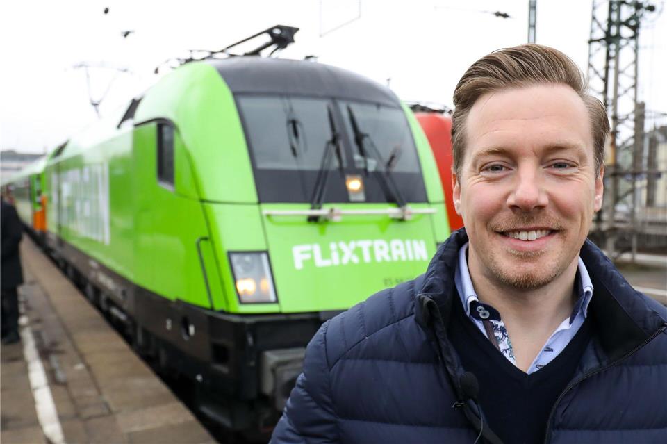 So fing alles an: Flix-Mitgründer André Schwämmlein 2018 vor der Premierenfahrt des Flixtrain-Fernzuges. (Archivbild)Christian Charisius/dpa