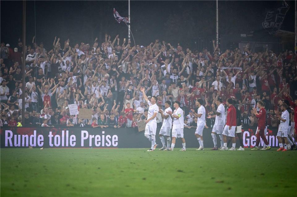 So friedlich wie hier nach dem Schlusspfiff des Spiels FC Aarau gegen Young Boys Bern ging es beim Pokalspiel nicht immer zu.Andreas Becker/KEYSTONE/dpa