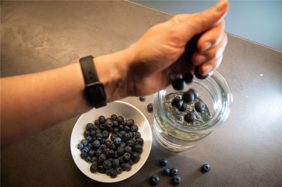 So geht’s: Die Blaubeeren in ein Glas mit Wasser geben.Christin Klose/dpa-tmn