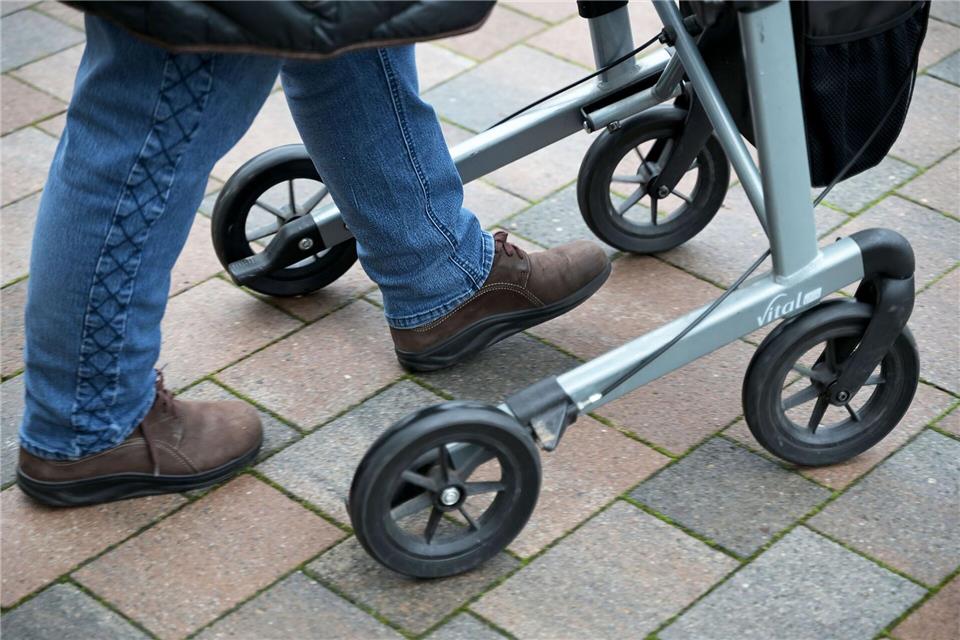 So geht’s richtig: Die Füße befinden sich zwischen den Hinterrädern. Heißt: man geht nicht hinter, sondern im Rollator.picture alliance/dpa