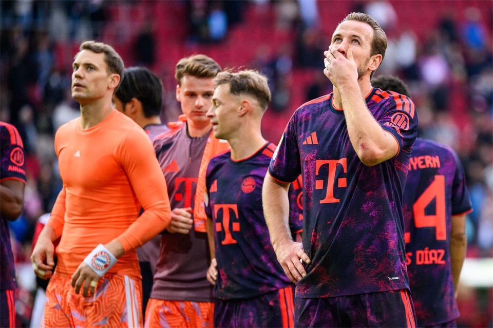 So hatten sich die Bayern um Torhüter Neuer (l) und Stürmerstar Kane (r) die Generalprobe für die Champions-League-Reise nach Stavanger nicht vorgestellt.Tom Weller/dpa