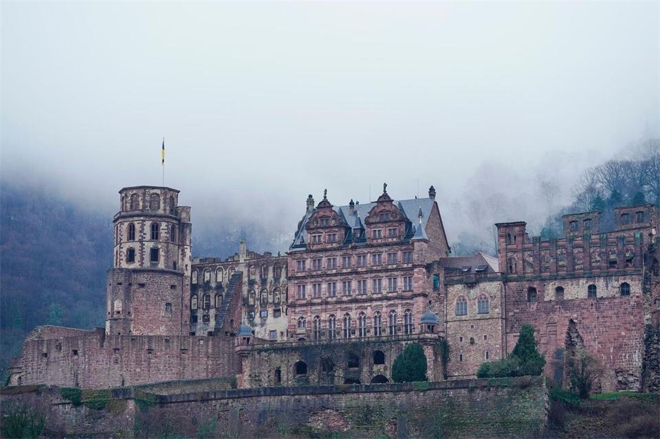 So imposant es wirkt, ist das Schloss Heidelberg auch. (Archivbild) Uwe Anspach/dpa