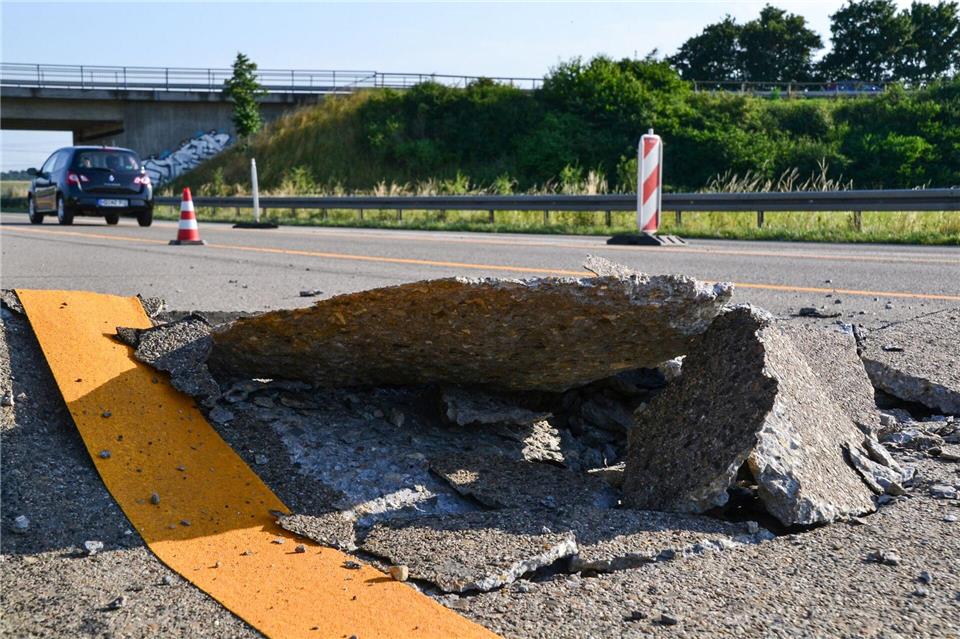 So in etwa dürfte auch der Blop-up auf der A7 aussehen. (Symbolbild)Rene Priebe/dpa