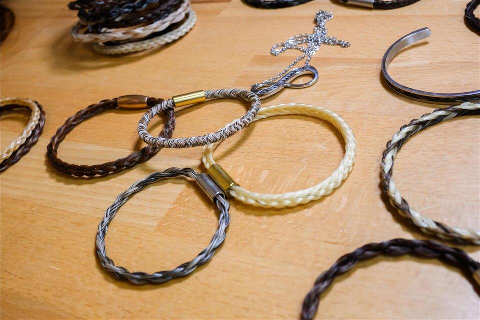 So individuell wie die Haare der Tiere sind auch die Armbänder und Schmuckstücke.Julian Stratenschulte/dpa