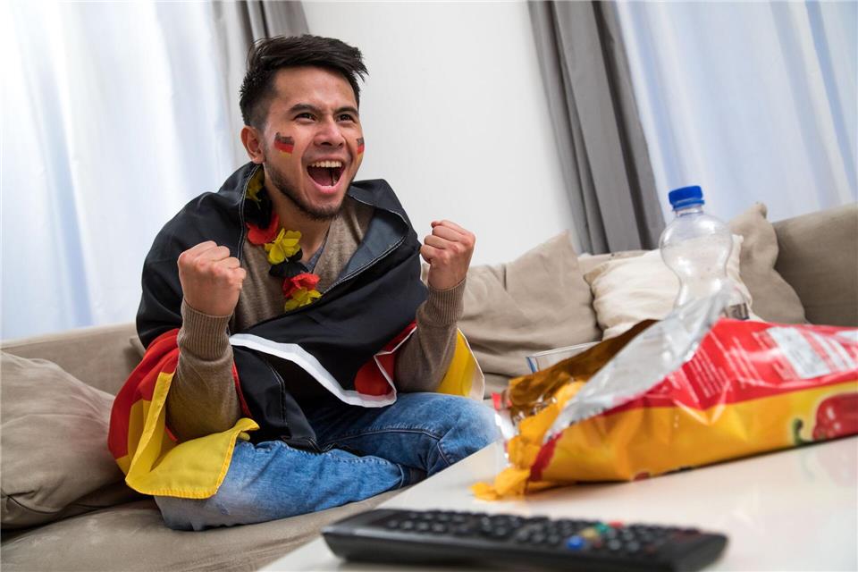 So jubeln Fußballfans daheim - vor allem, wenn Tore noch nicht akustisch von Nachbarn gespoilert worden sind.Christin Klose/dpa-tmn