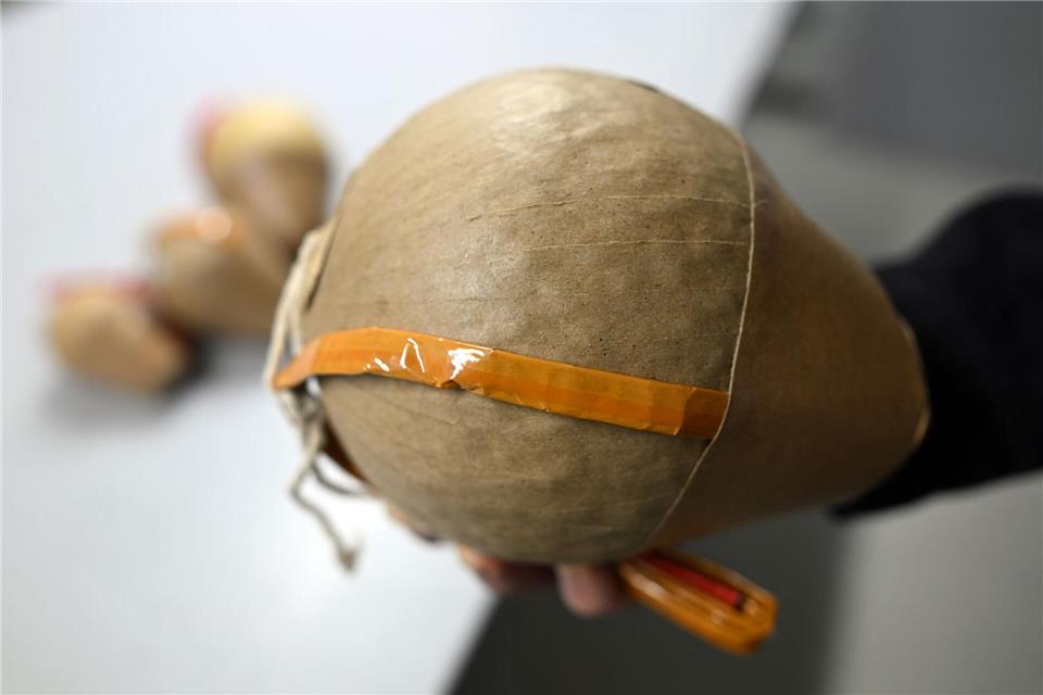 So kann eine Kugelbombe aussehen, die in Deutschland ohne besondere Erlaubnis tabu ist und schwere Verletzungen verursachen kann. (Symbolbild) Federico Gambarini/dpa