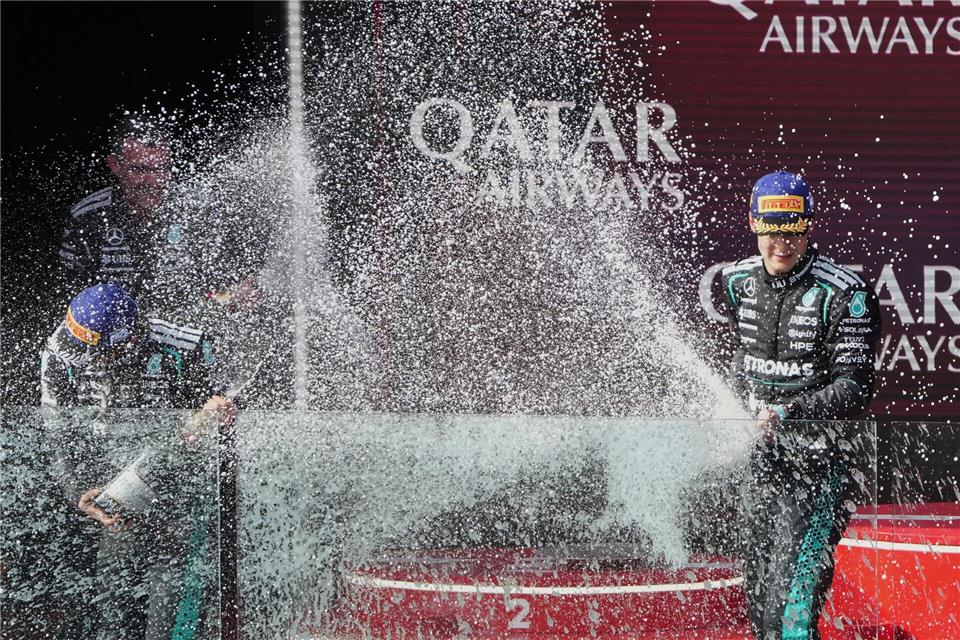 So kann es für Mercedes weitergehen: George Russell (rechts) und Kimi Antonelli feiern ihren Doppelerfolg in Melbourne. (Archivbild)Heath McKinley/AP/dpa