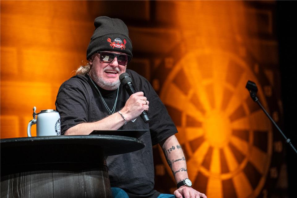 So kennt man ihn: Sonnenbrille, schwarze Mütze und nie um einen flotten Spruch verlegen.