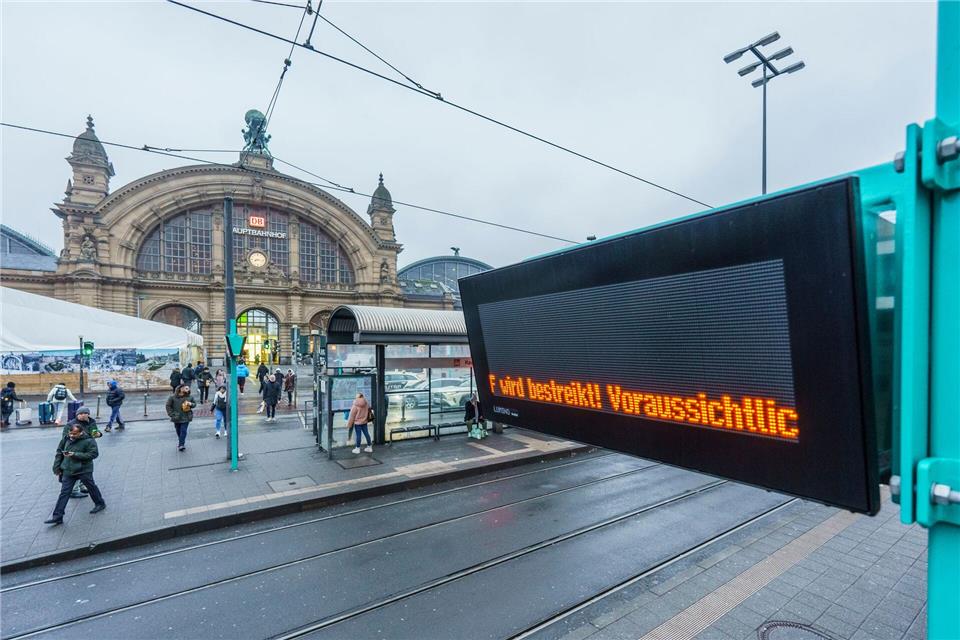 So könnte es am Frankfurter Hauptbahnhof bald wieder aussehen: Die Straßenbahnen sollen bestreikt werden.Andreas Arnold/dpa