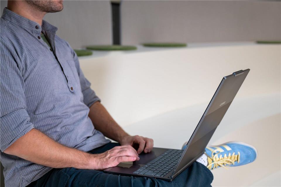 So laaaaaaaaaaang: Auf Knopfdruck fährt das Display des Thinkbook Plus G6 Rollable nach oben aus dem Gerät heraus und bietet mehr Bildschirmfläche.Nico Tapia/dpa-tmn