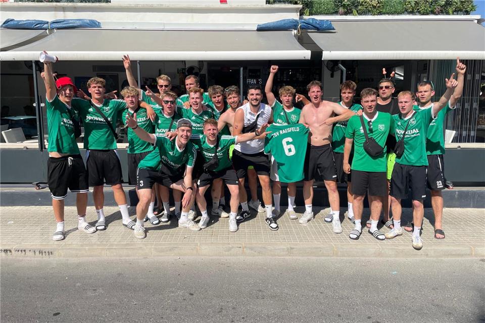 So lässt sich sehr gut feiern. Die Mannschaft verfolgte die letzten Spiele auf Mallorca. 
