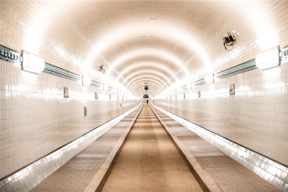 So leer ist es derzeit im Alten Elbtunnel, denn dort wird saniert. (Archivbild)Daniel Bockwoldt/dpa/Daniel Bockwoldt