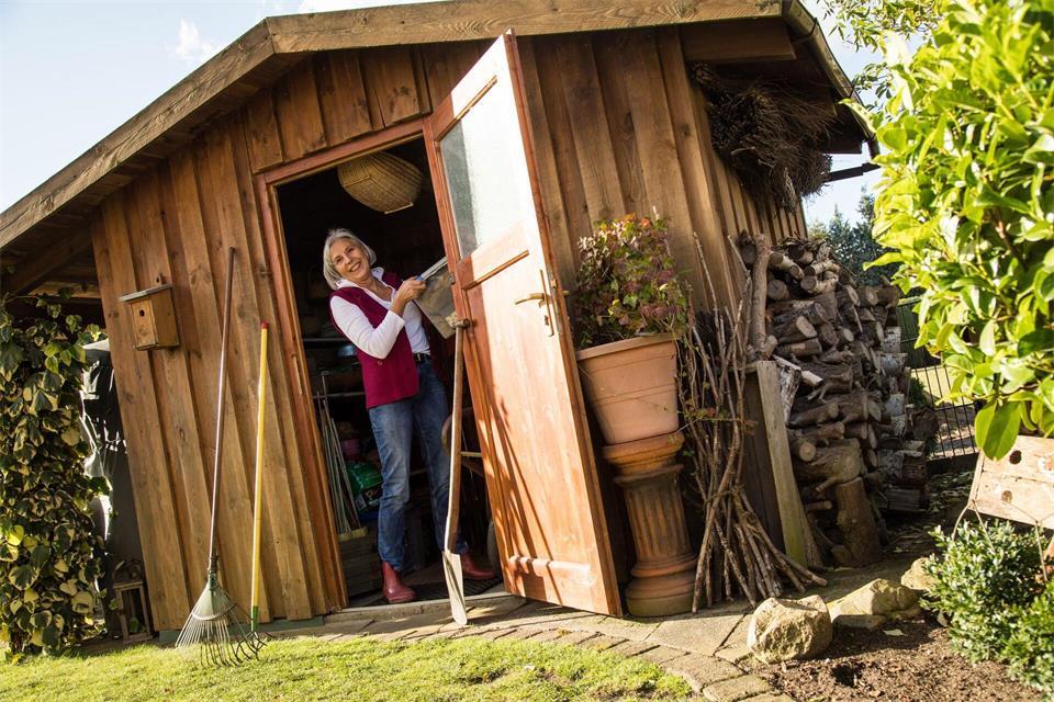 So machen Sie es Langfingern schwer: Geräteschuppen oder Gartenhaus mit gutem Schloss, Außenlicht und Fenstergittern ausstatten.picture alliance/dpa/dpa-tmn