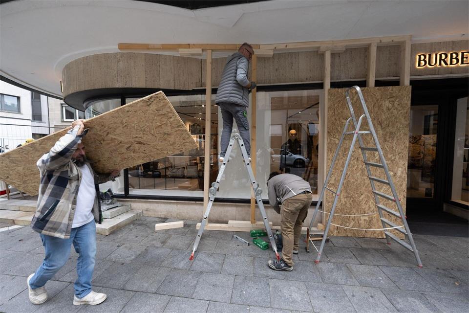So manche Einzelhändler schützten ihre Schaufenster im Vorfeld aus Angst vor Ausschreitungen. (Archivfoto)Boris Roessler/dpa