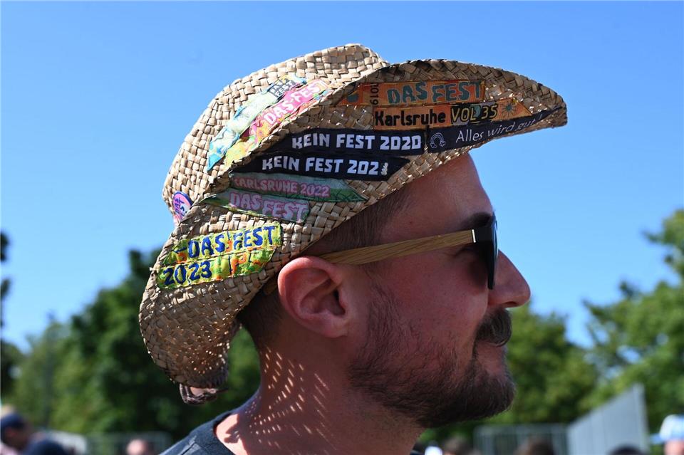 So mancher besucht das Musikfestival jedes Jahr, wie dieser Besucher mit seinem Hut zeigt.Jennifer Kramer/dpa