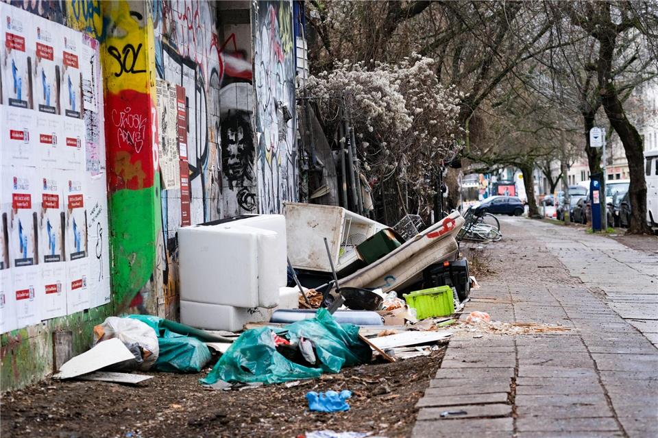 So mancher in Berlin entsorgt Sperrmüll oder Schutt einfach auf der Straße (Archivbild)   Jens Kalaene/dpa-Zentralbild/dpa