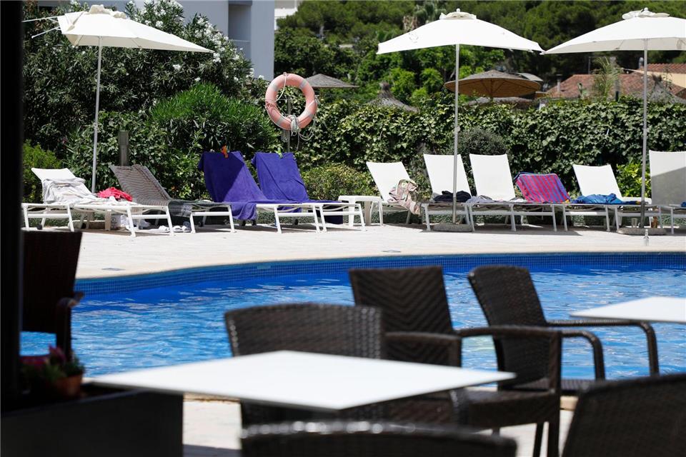 So nicht: Viele Hotels haben inzwischen Regeln eingeführt, die das Reservieren von Liegen mit Handtüchern verbieten.picture alliance/dpa