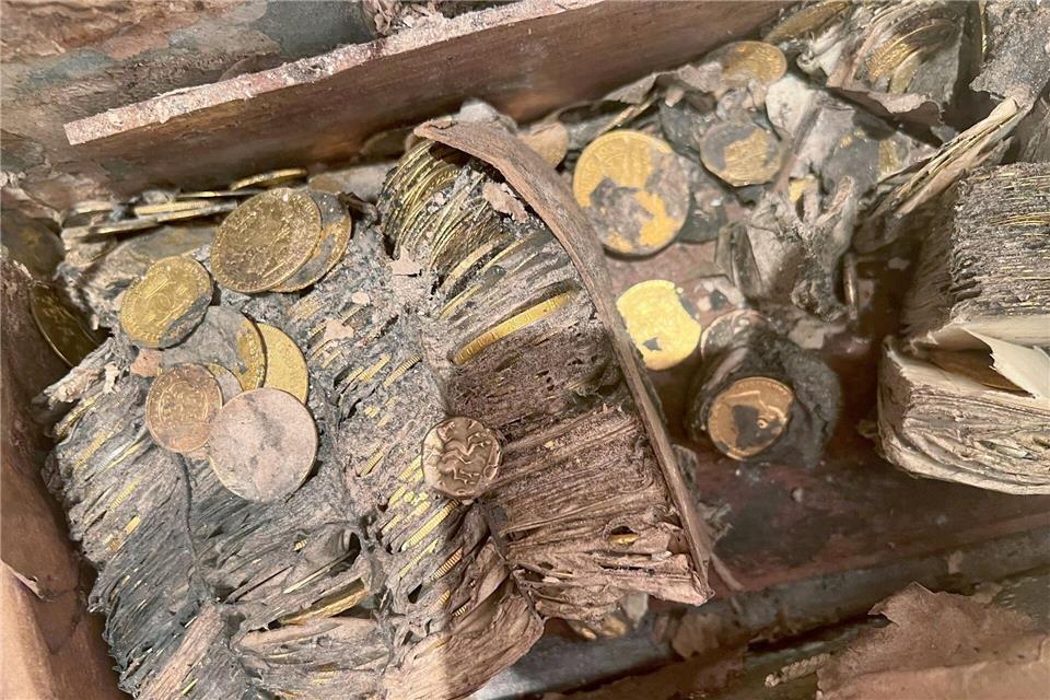 So sah der Münzschatz aus, als er aus der Erde geholt wurde.-/Nusmismatica Ars Classic/dpa