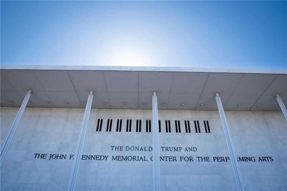 So sah die Aufschrift auf der Fassade der Kultureinrichtung nach der Umbenennung in Trump Kennedy Center aus. (Archivbild)Cliff Owen/AP/dpa