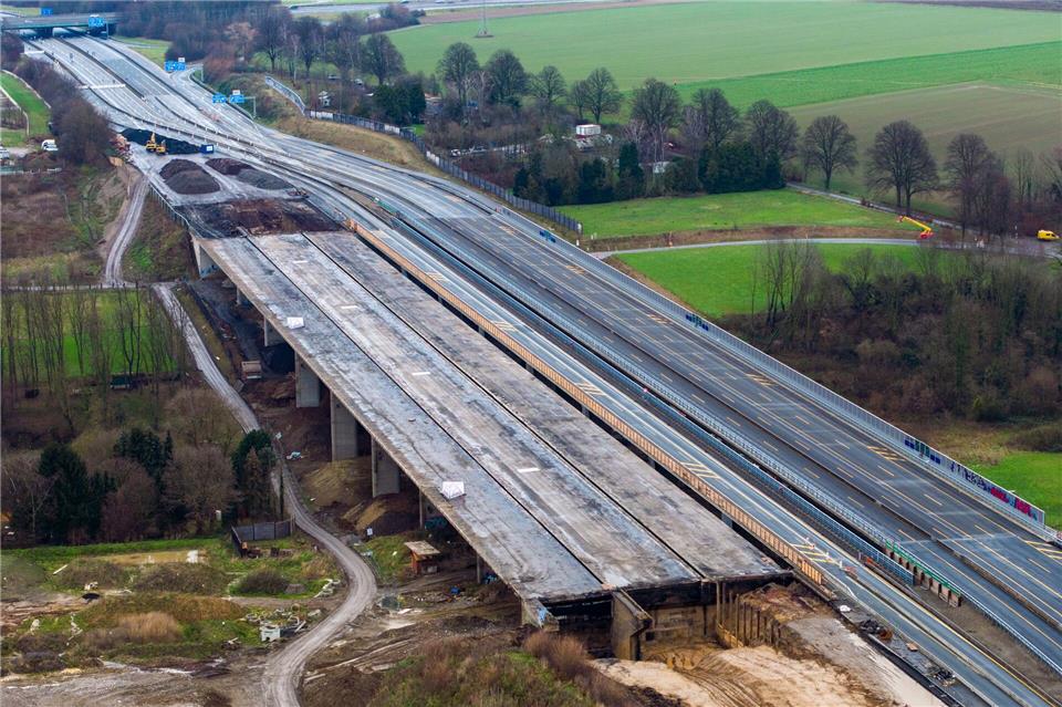 Teile einer A1-Brücke gesprengt - Autobahn voll gesperrt So sah die Brücke noch kurz vor der Sprengung aus.Christoph Reichwein/dpa