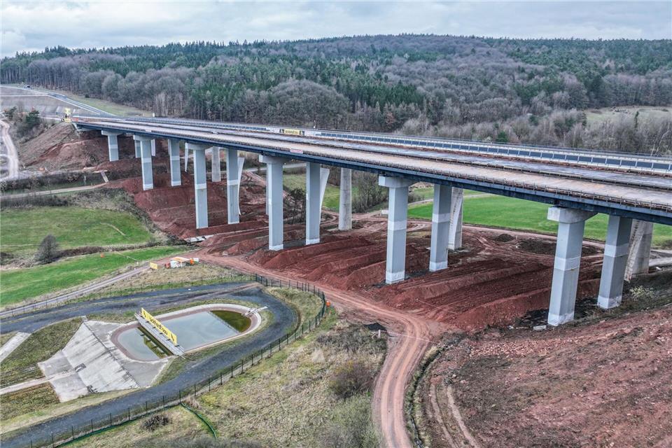 So sah die Brücke vor der Sprengung aus.Jason Tschepljakow/dpa