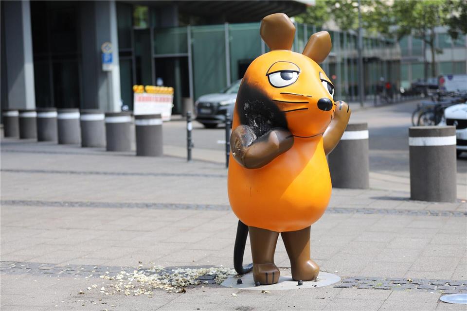 So sah die Maus-Figur nach dem Brandanschlag aus. (Archivbild)Sascha Thelen/dpa