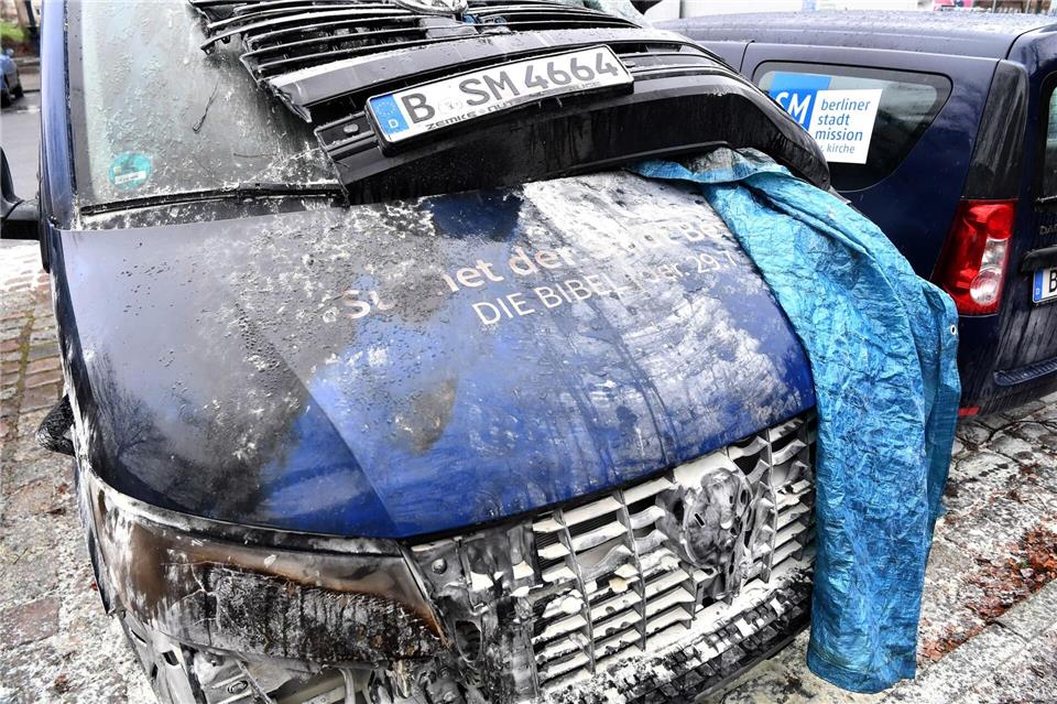 So sah einer der Busse nach dem mutmaßlichen Brandanschlag aus (Archivbild).Paul Zinken/dpa