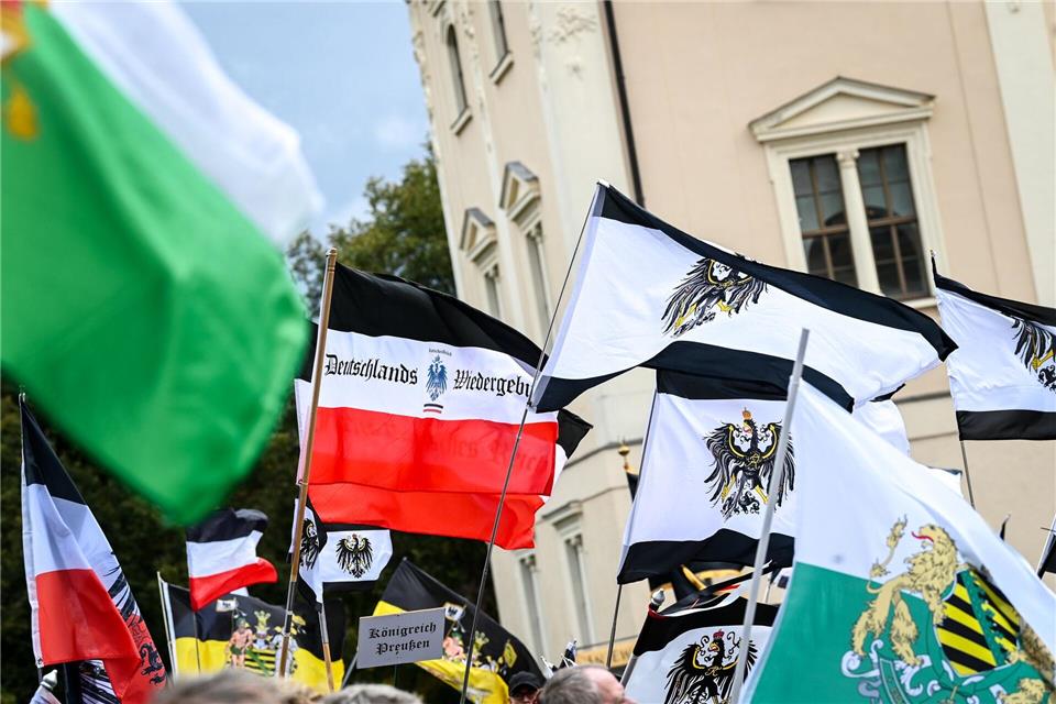 So sah es beim bundesweiten Treffen der Reichsbürgerszene in Weimar im Oktober 2025 aus. Für April ist eine Versammlung in Braunschweig geplant. (Archivbild) Heiko Rebsch/dpa