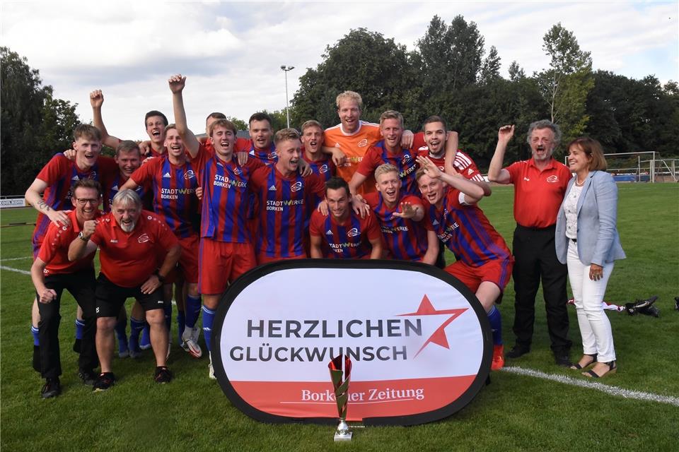 So sahen die Sieger der Stadtmeisterschaft 2022 aus: Der gastgebenden SG Borken reichte dafür der Gruppensieg. Ab diesem Jahr wird es aber wieder ein echtes Finale geben, weil der VfL Ramsdorf, Viktoria Heiden und der TSV Raesfeld im jährlichen Wechsel das Feld der Titel-Bewerber wieder auf sechs Teams erhöhen werden. Archiv