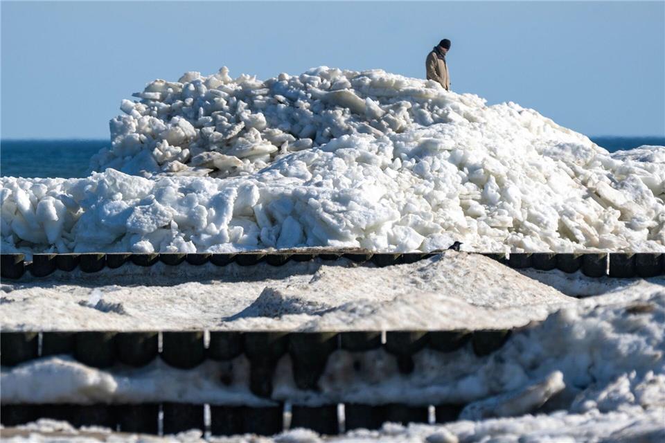 So schnellen tauen die Eisschollen am Strand von Zempin auf Usedom nicht ab. Stefan Sauer/dpa