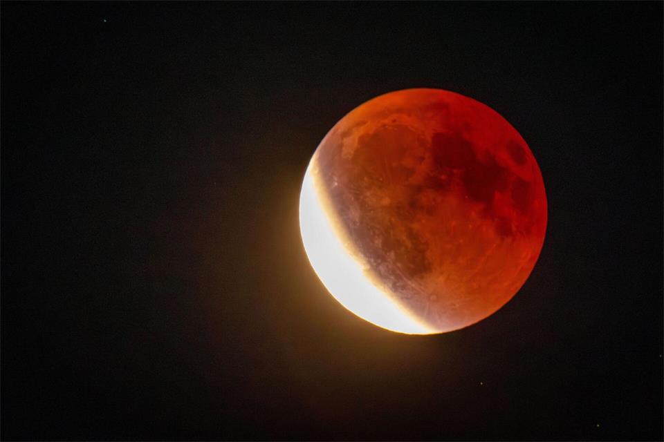 So schön kann eine totale Mondfinsternis aussehen. Die „MoFi“ am Freitag wird so allerdings nicht zu sehen sein. (Symbolbild)Jens Büttner/dpa