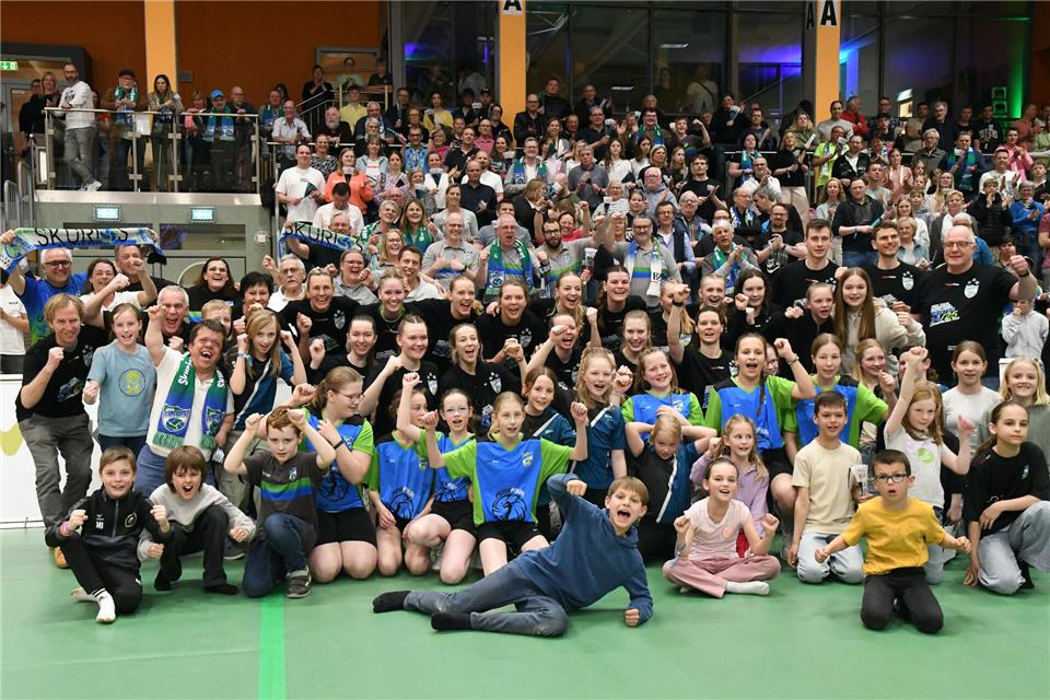 „So sehen Meister aus“: Die Skurios Volleys Borken feiern mit ihren Fans den Titel in der 2. Bundesliga Pro. Der Aufstieg in Liga eins stand bereits fest.