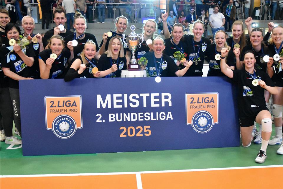 So sehen Meister aus: Die Skurios Volleys Borken nach dem 3:1 mit Pokal und Medaillen – und in Hochstimmung über Titelgewinn und Aufstieg in die 1. Bundesliga.