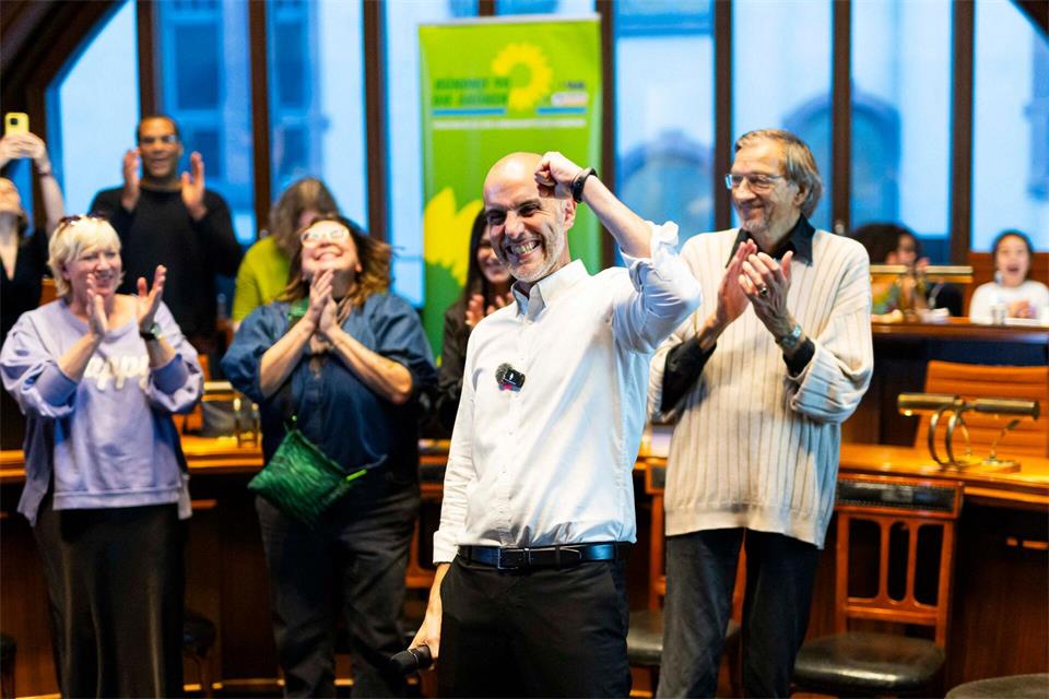 So sehen Sieger aus: Belit Onay (Grüne) ist wiedergewählt.Michael Matthey/dpa