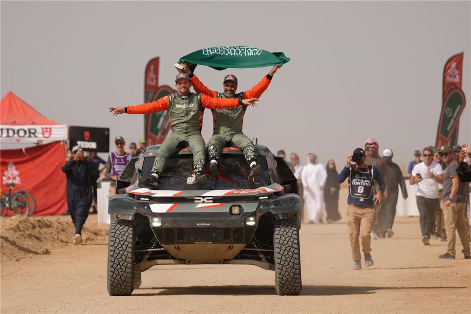 So sehen Sieger aus: Nasser Al-Attiyah (r) und sein Beifahrer Fabian Lurquin.Thibault Camus/AP/dpa