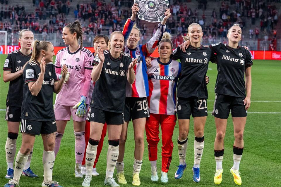 So sehen Siegerinnen aus - die Meisterschale ist aber nur aus Pappe. Soeren Stache/dpa