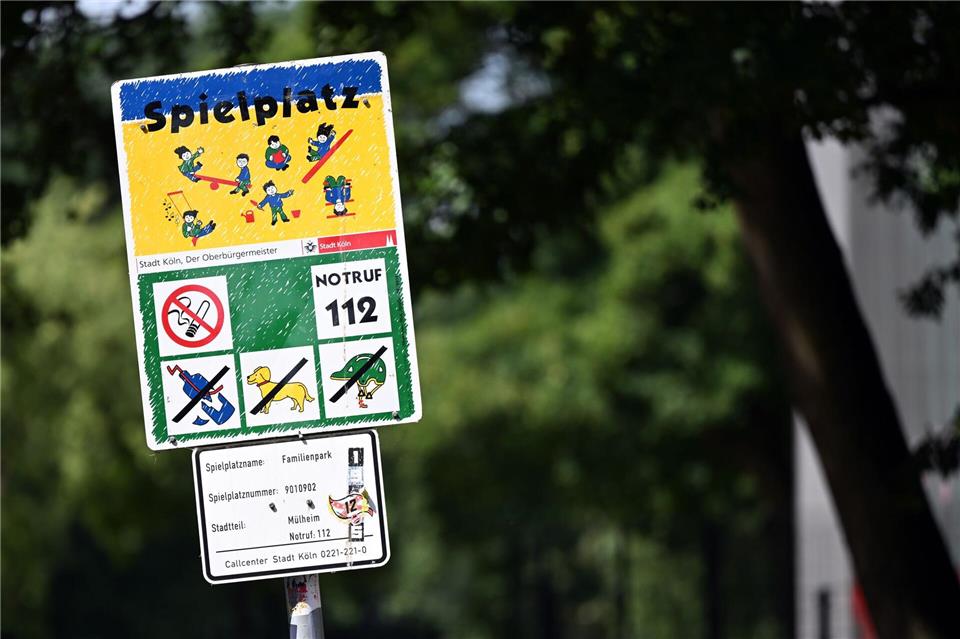 So sehen viele Kölner Spielplatz-Schilder bislang aus - sie sollen erneuert werden. (Archiv)Federico Gambarini/dpa
