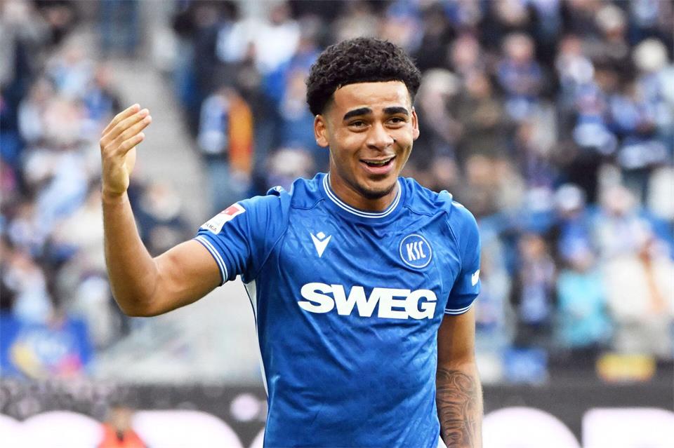 So sieht Erleichterung aus: Kevin Wiethaup feiert mit dem KSC einen deutlichen Sieg.Uli Deck/dpa